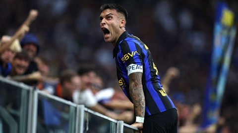 Lautaro Martinez treo mình trên lan can để ăn mừng bàn thắng quyết định