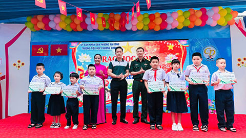 : Trong ngày khai giảng năm học 2026-2027, các chi nhánh Vietcombank đã đồng loạt triển khai trao 7.350 suất học bổng “Cùng em tiến bước” tại 34 tỉnh, thành phố, với tổng trị giá 7,35 tỷ đồng