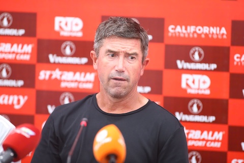HLV Harry Kewell trả lời báo chí - Ảnh: Quỳnh Đức