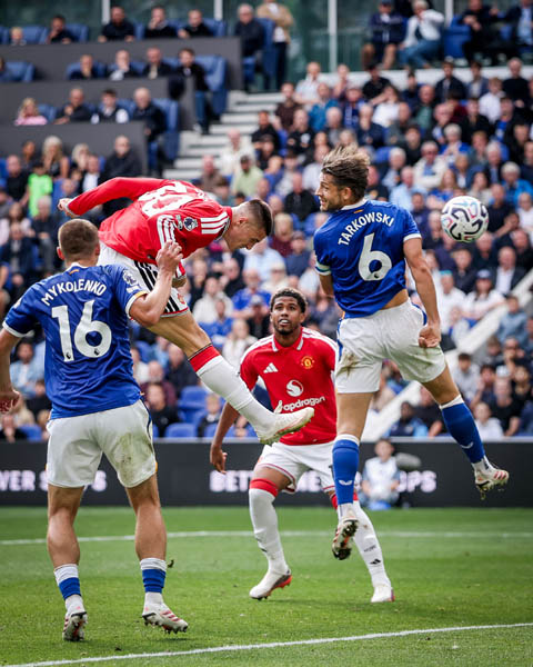 Sesko vào sân và ghi bàn nhưng không thể giúp MU thắng Everton