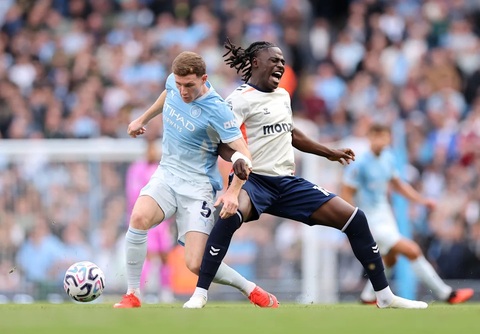 Elliot Anderson (trái) chơi nổi bật nhất ở tuyến giữa của Man City trong trận thắng Coventry 1-0