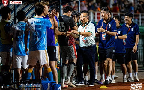 Park Hang Seo cùng học trò ăn mừng trận thắng đầu tiên ở Thai League 2 