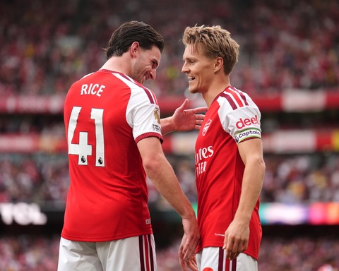 Tuyến giữa của Arsenal áp đảo hàng tiền vệ Chelsea