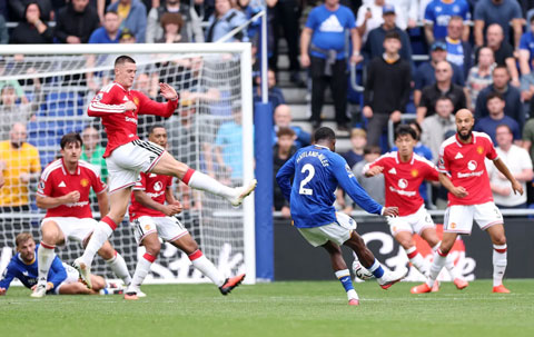Maitland-Niles lập siêu phẩm ở trận hòa trước MU của Everton