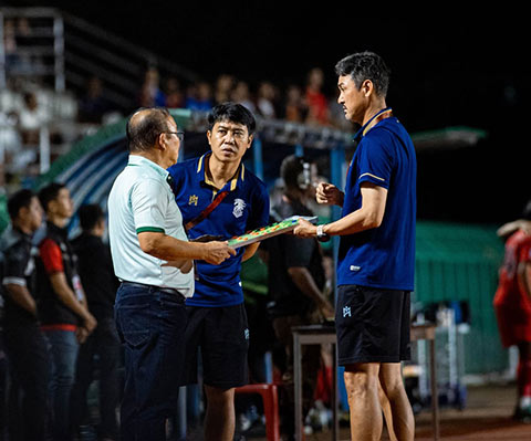 Các trợ lý của Kanchanaburi FC nhiều lần phải can ngăn nhà cầm quân người Hàn Quốc