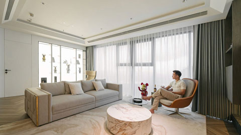 Hoàng Đức trong căn "biệt phủ" của mình. Ảnh - FBNV