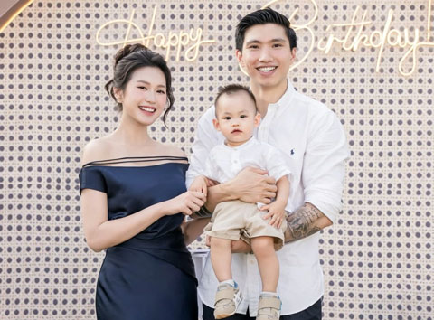 Văn Hậu hạnh phúc bên Hải My và con trai. Ảnh - FBNV