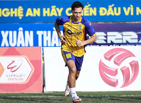 Karim Trần Phi Long lạm dụng kỹ thuật biểu diễn trong trận gặp Bắc Ninh, khiến HLV Văn Sỹ Sơn không hài lòng