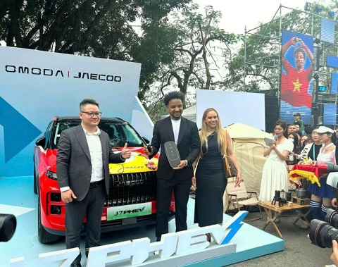 Sau chức vô địch AFF Cup 2024, Xuân Son được tặng chiếc J7 PHEV Flagship