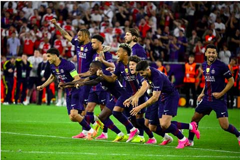 Các cầu thủ PSG chứng kiến đội nhà thi đá luân lưu với Arsenal ở chung kết C1 mùa trước