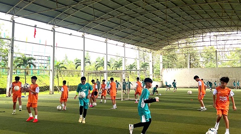 Các cầu thủ bắt đầu tập luyện chuyên môn 