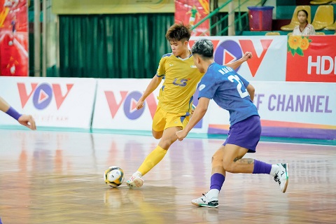 Trẻ TP.HCM (vàng) khó tạo nên bất ngờ. Ảnh: Nguyễn Khanh 