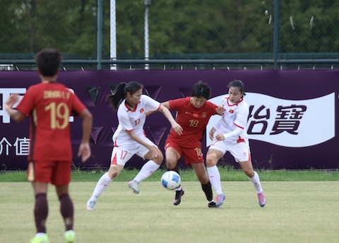 Cuộc tranh tài quyết liệt giữa đội nữ Trung Quốc vs Việt Nam. Ảnh: VFF 