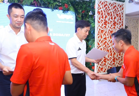 Cấp chứng chỉ và thẻ hành nghề cho các trọng tài và trợ lý đạt yêu cầu. Ảnh: Quỳnh Đức 