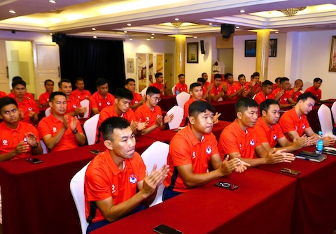 Các trọng tài và trợ lý trọng tài tại lễ bế mạc. Ảnh: Quỳnh Đức