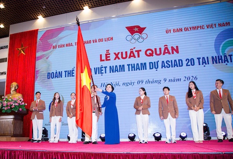 Phó Thủ tướng Phạm Thị Thanh Trà trao cờ xuất quân cho Trưởng đoàn thể thao Việt Nam. Ảnh: Bùi Lượng