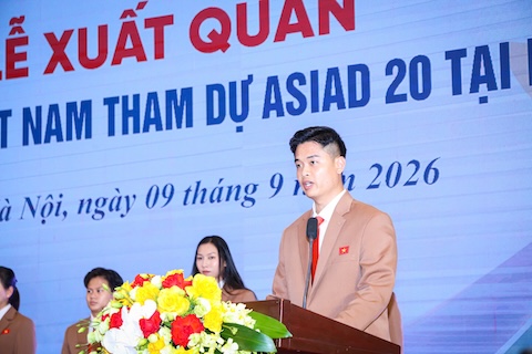 Tuyển thủ Phạm Quang Huy của môn bắn súng phát biểu tại lễ xuất quân. Ảnh: Bùi Lượng
