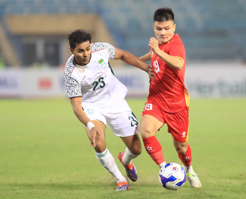 Bangladesh (trái) là khách mời của FIFA ASEAN Cup 2026