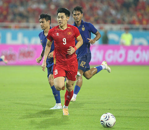 Đình Bắc cùng Xuân Son và Quang Hải được ASEAN United FC vinh danh. Ảnh: Đức Cường