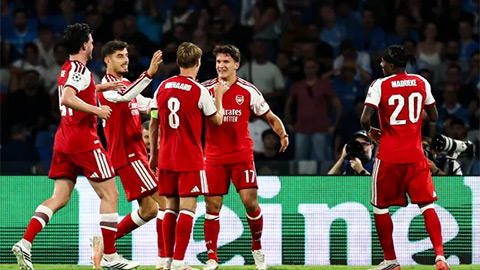 Arsenal có chiến thắng tối thiểu trên sân của Napoli