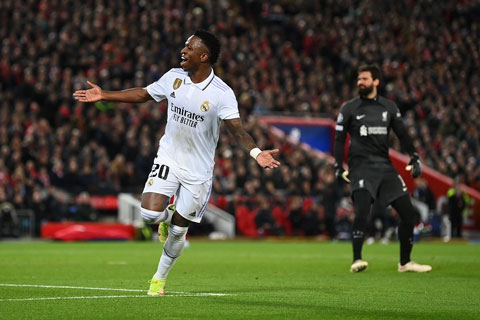Alisson bị Vinicius trừng phạt