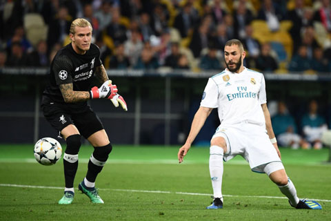 Karius biếu không bàn thắng cho Benzema