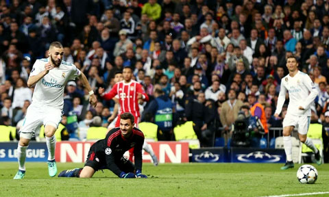 Ulreich cũng giúp Benzema dễ dàng có bàn thắng