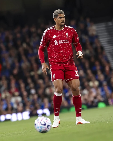 Ronald Araujo đang gây ấn tượng trong màu áo Liverpool ở vị trí hậu vệ phải