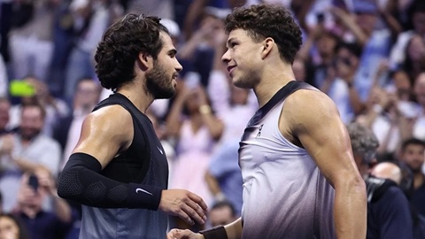 Carlos Alcaraz (trái) để thua Ben Shelton tại tứ kết US Open 2026