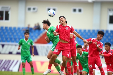 Pha không chiến của cầu thủ hai đội Lâm Đồng vs TP.HCM. Ảnh: CTV 