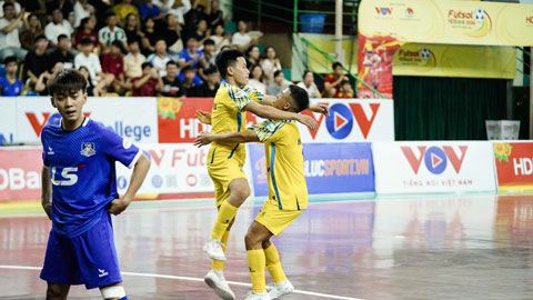Thái Sơn Nam (áo xanh) bất lực trước Sahako. Ảnh - Nguyễn Khanh