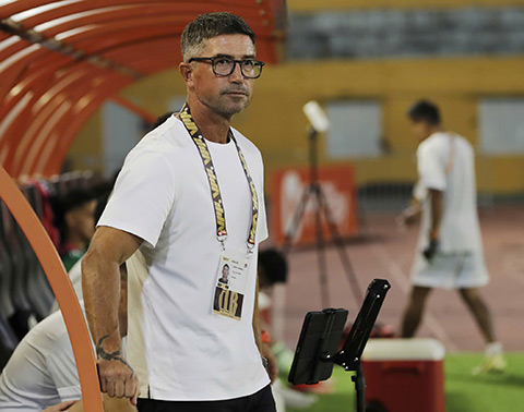 HLV Harry Kewell thất vọng khi Hà Nội thua đậm - Ảnh: Minh Tuấn 