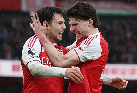 Mùa trước phải gánh tuyến giữa Arsenal