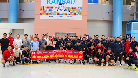 Đội CAHN được kiều bào chào đón nồng nhiệt tại sân bay. Ảnh: CAHNFB