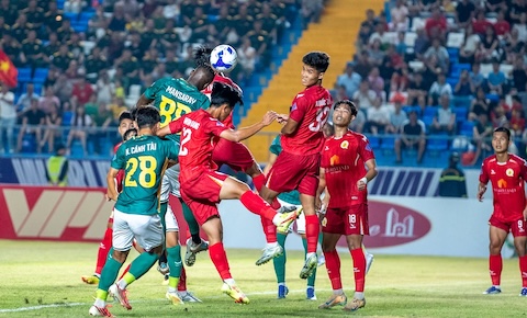 Pha không chiến giữa Thái Nguyên (áo xanh) và Quy Nhơn UTD. Ảnh: CTV