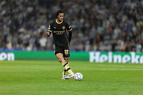 Ayyoub Bouaddi đã có màn trình diễn ấn tượng trong lần đầu đá chính cho Man City tại Champions League