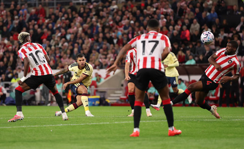 Cú ra chân thần sầu của Guimaraes trước Sunderland