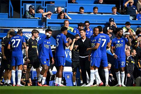 Alonso còn cả công trường ngổn ngang phía trước