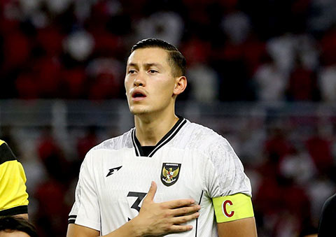 Trung vệ Jay Idzes chấn thương trong trận đấu với Juventus