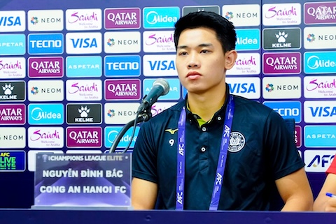 Đình Bắc tại cuộc họp báo trước trận. Ảnh: CAHNFC