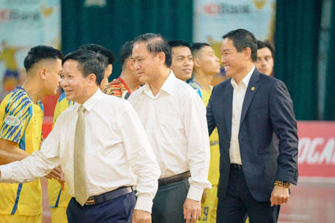Ban tổ chúc, lãnh đạo LĐBĐ Việt Nam xuống sân động viên và tặng hoa cho các đội bóng mùa giải 2026. Ảnh - Nguyễn Khanh