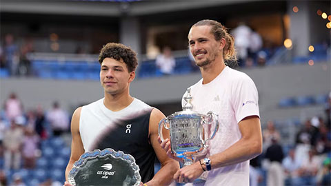 Zverev có trận đấu áp đảo Shelton