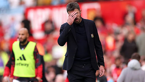 Carrick đã không thể giúp MU hạ Man City dù đá hơn người trong phần lớn thời gian