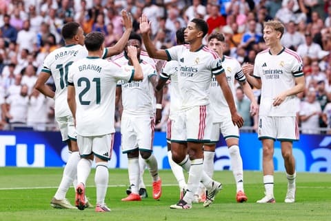 Dù toàn thắng tại Bernabeu, Real Madrid vẫn liên tục phải nhận những tiếng huýt sáo từ chính các CĐV nhà. Ảnh: Marca
