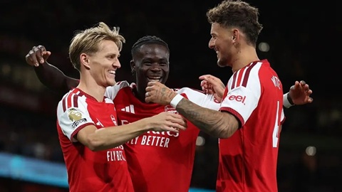 Bộ ba ăn ý Odegaard - Saka - White tạo nên sức tấn công hiệu quả cho Arsenal