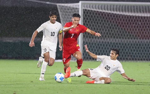 Tiền đạo Thanh Nhàn đi bóng trước cầu thủ U23 Kuwait. Ảnh: VFF 