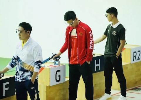 Quang Huy (áo đỏ) đang là huy vọng vàng của bắn súng Việt Nam. Ảnh: Bùi Lượng