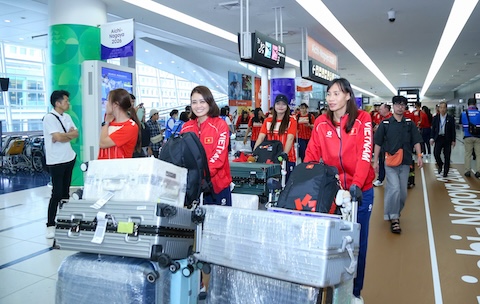 Đoàn thể thao Việt Nam di chuyển sang Nhật Bản. Ảnh: Bùi Lượng 