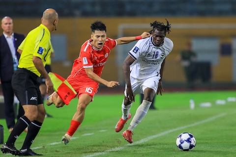 Pha tranh bóng quyết liệt giữa cầu thủ Thể Công 9a1o đỏ) và Melbourne Victory. Ảnh: Đức Cường 