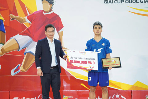 Đa Hải giành danh hiệu Cầu thủ xuất sắc nhất giải đấu. Ảnh - Nguyễn Khanh